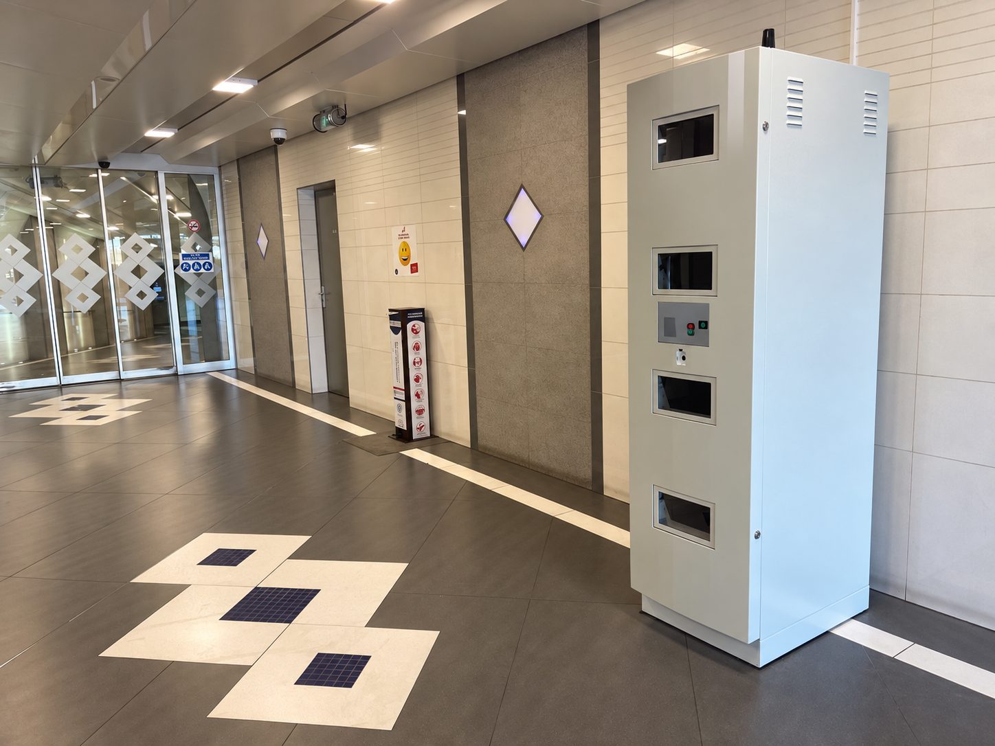 Borne Jeconsigne installée dans un hall d'immeuble de bureaux