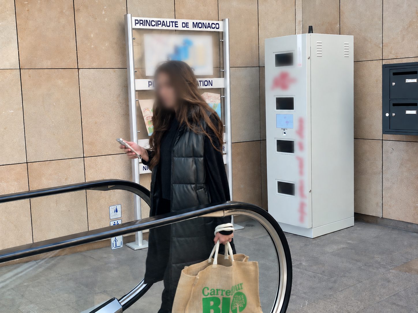 Borne Jeconsigne à l'accueil d'un site d'entreprise