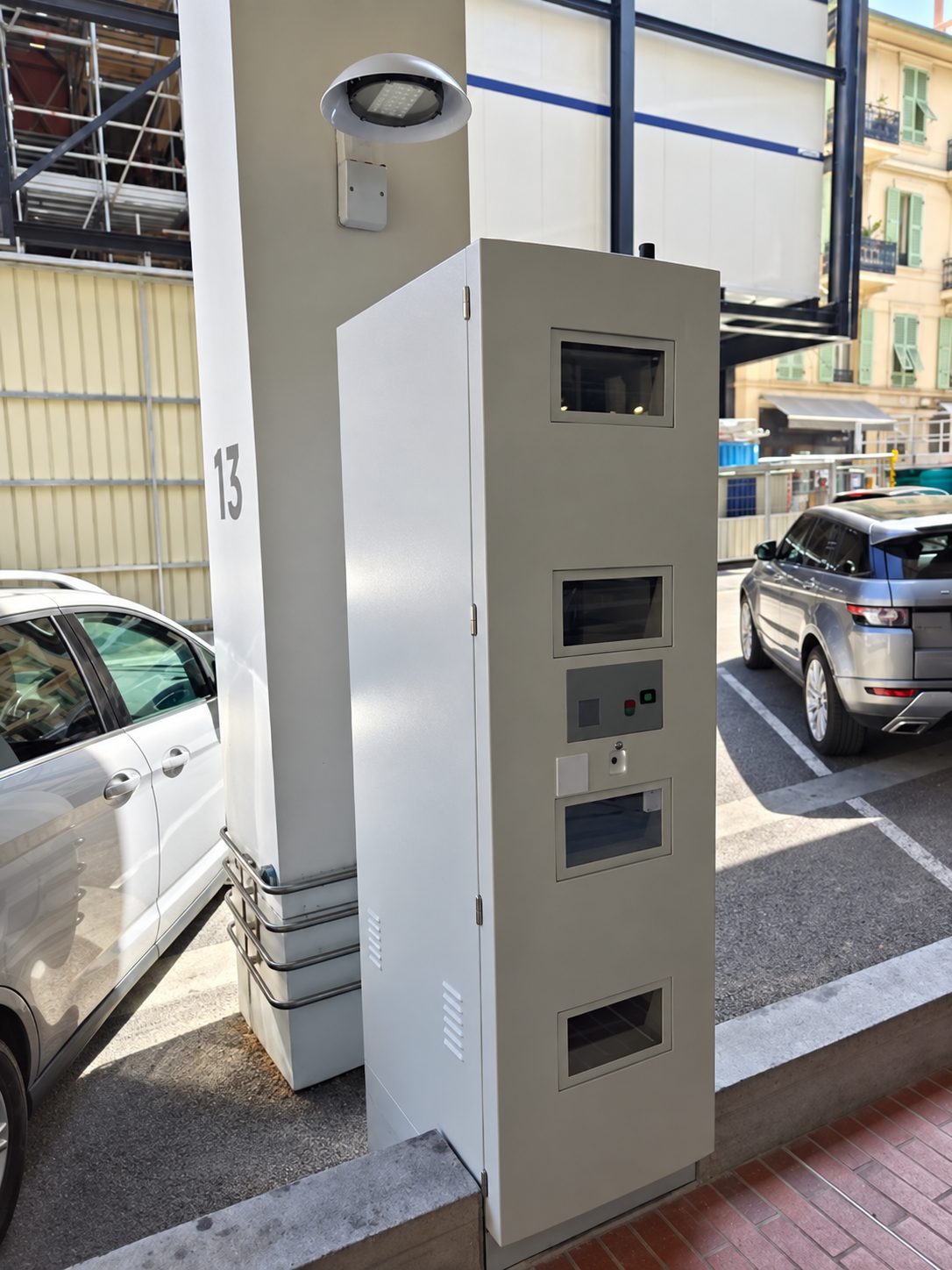 Borne Jeconsigne installée dans un parking d'entreprise