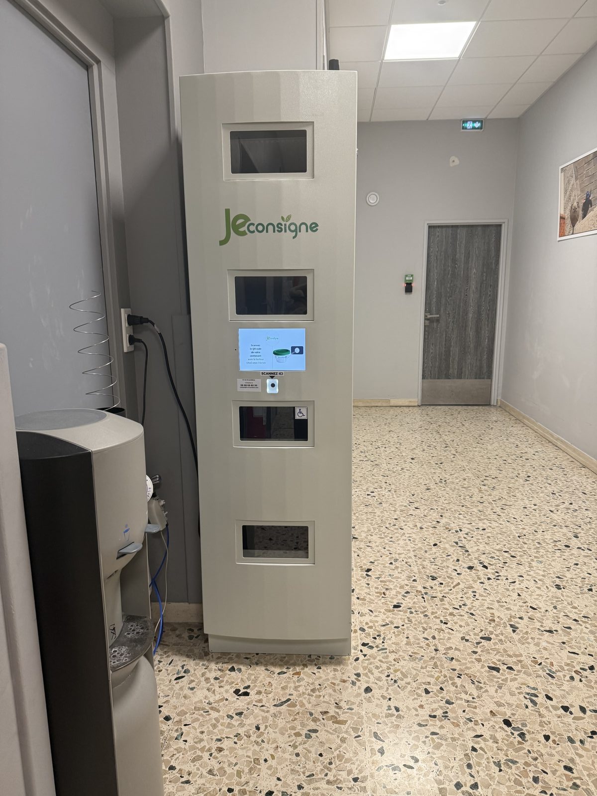 Borne Jeconsigne dans un espace de restauration d'entreprise